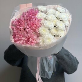 Букет из ажурных роз и хризантем