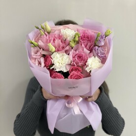 Нежный букет из эустомы, кустовых и ажурных роз