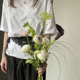Небольшой летний букет: белые пионы Odile, темная калла, ранункулюсы, молюцелла и зонтик