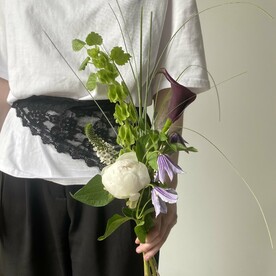 Небольшой летний букет: белый пион Odile, темная калла, колокольчики, молюцелла и вербейник
