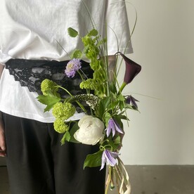 Летний букет: пион Odile, калла, колокольчики, молюцелла, калина и скабиоза