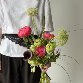 Летний яркий букет: коралловые пионы Coral Charm, калла, колокольчики, морозник и аллиум