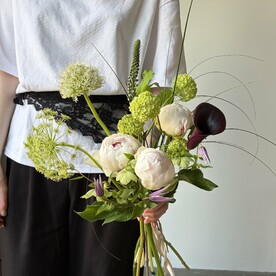 Нежный летний букет с белыми пионами Одиль, аллиумом, колокольчиками, каллой и зеленью