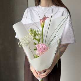Букет-комплимент: розовый пион, калла, кампанула и амми
