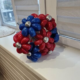 Букет из воздушных красно-синих Ромашек