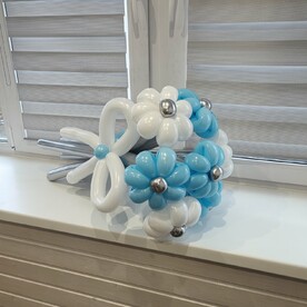 Букет из воздушных бело-голубых ромашек