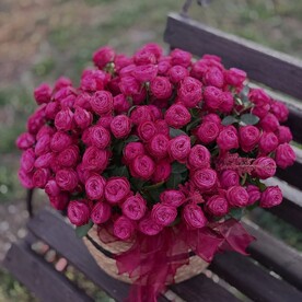 Кашпо с кустовыми розочками