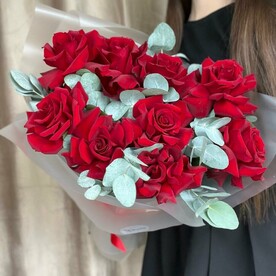 Роза красная, Эвкалипт, Пленка матовая, Бант