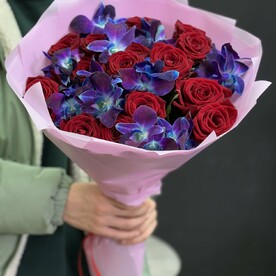 Букет орхидея с розой