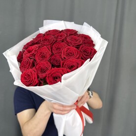 21 роза Red Naomi