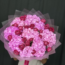 Букет из розовых гортензии и кустовая роза