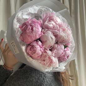 9 розовых пионов