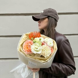 Авторский букет с экзотичным нутаном и эустомой "Пломбир персик-манго"
