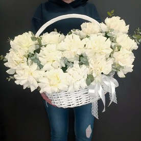 Корзина с белыми французскими розами 21 штука