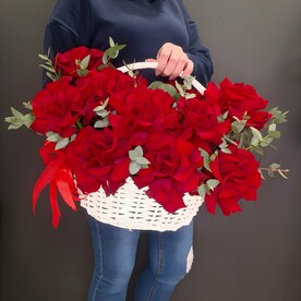 Корзина с красными французскими розами 15 штук