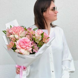 Писташ, Роза эсперансе, Альстромерия, Дизайнерская упаковка