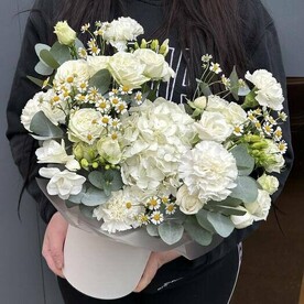 Ромашки с гортензией в шляпной коробке