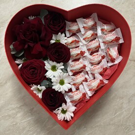 Цветы и Raffaello в коробке Сердце💓