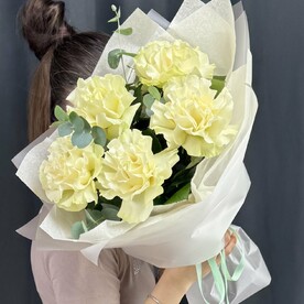 Букет ажурных белых роз с эвкалиптом