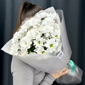 Букет-комплимент из хризантем ромашек