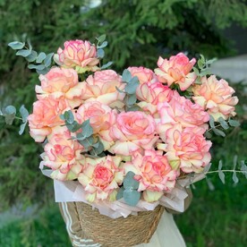 Корзина ажурных роз