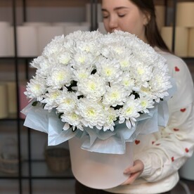 Белоснежная коробка из хризантем