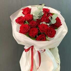 15 роз с эвкалиптом