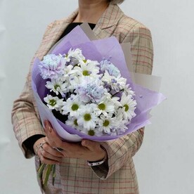 Нежный белый, голубой букет из хризантем и гвоздик в дизайнерской упаковке