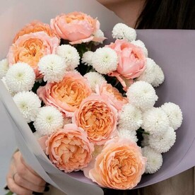 Дуо букет из пионовидных роз и хризантем