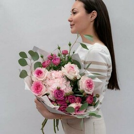 Нежный розовый букет цветов из гортензии и пионовидных роз с ароматным эвкалиптом