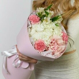 Букет с гортензией, диантусами и альстромерией