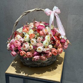 Корзинка из искуственных цветов