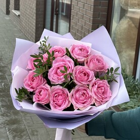 11 пионовидных роз