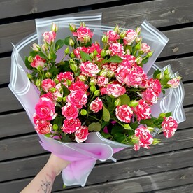 Букет "Красная искорка" из 7 кустовых роз