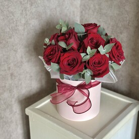 Коробка с розами и эвкалиптом