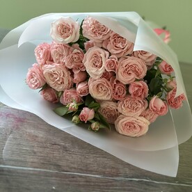 Букет из кустовой розы в матовой упаковке