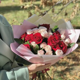 Букет из одноголовых и кустовых роз