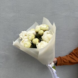 Букет из 15 белых пионов