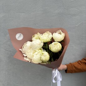 Монобукет из 9 белых пионов