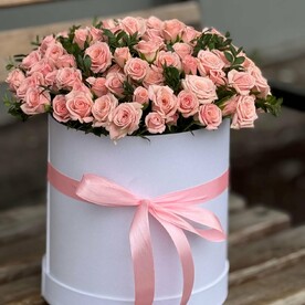 Кустовые розы в коробке