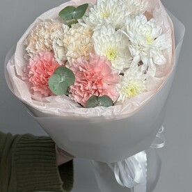 Милый букет с хризантемой и диантусами 🌸🤍