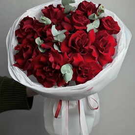 Роскошный букет красных ажурных роз♥️