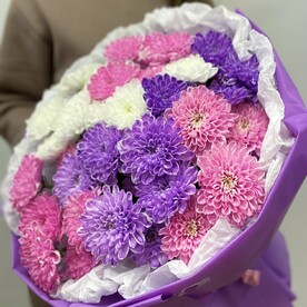 Букет из разноцветных хризантем