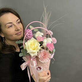 Композиция в сумочке с гиацинтом и розой