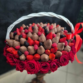 Корзина с Роза и и клубникой в шоколаде