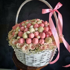 Корзина с клубникой в шоколаде и розами