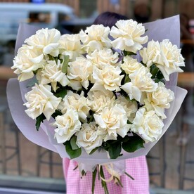 25 пышных французских роз белого цвета