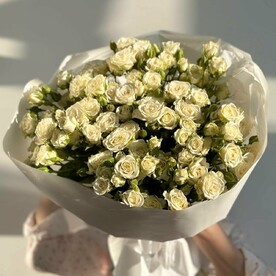 Букет белых кустовых роз Snowflake