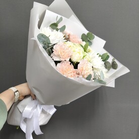 Букет из кустовой хризантемы, кустовой розы, диантуса и эвкалипта
