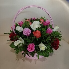 Корзина разноцветных роз